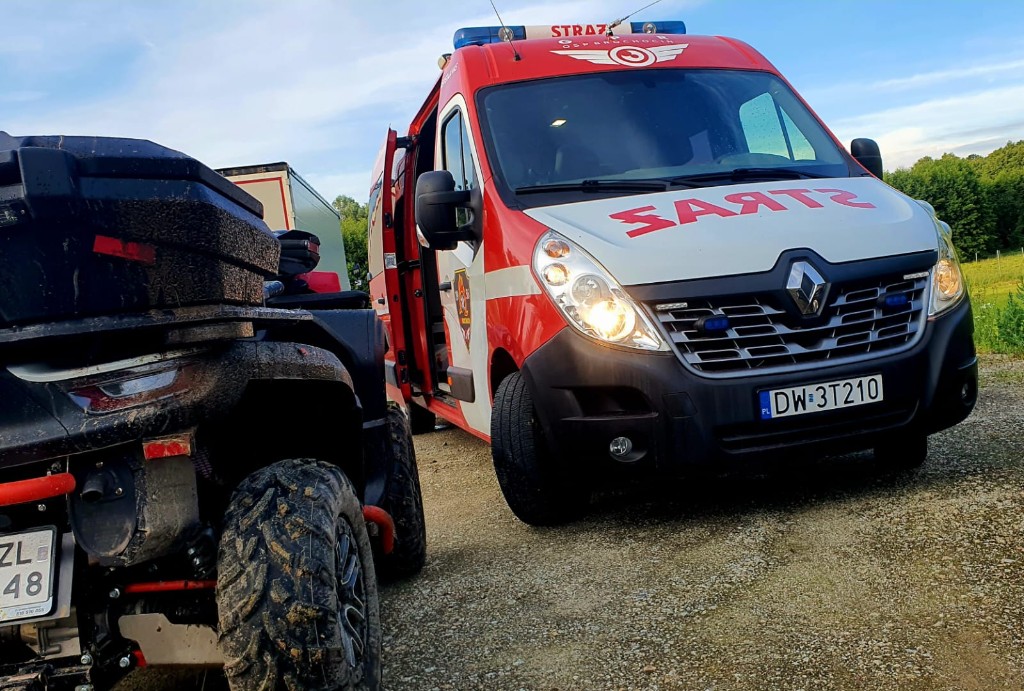 SLOp Renault Master oraz QUAD ratowniczy podczas działań terenowych.