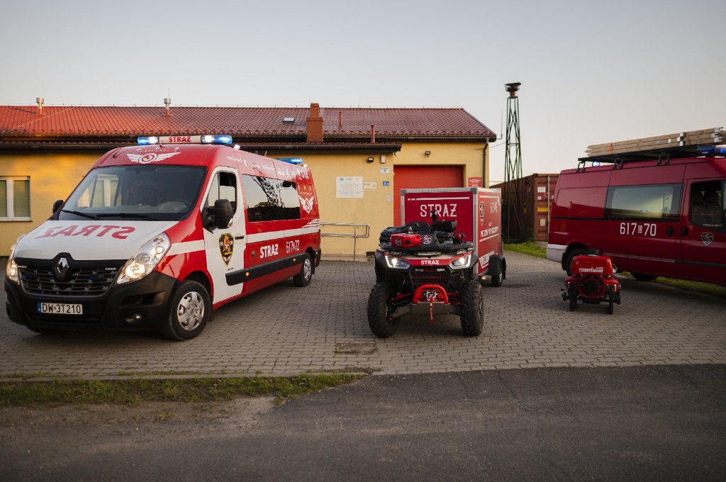 Pojazdy i sprzęt OSP Brochocin przed remizą podczas prezentacji.