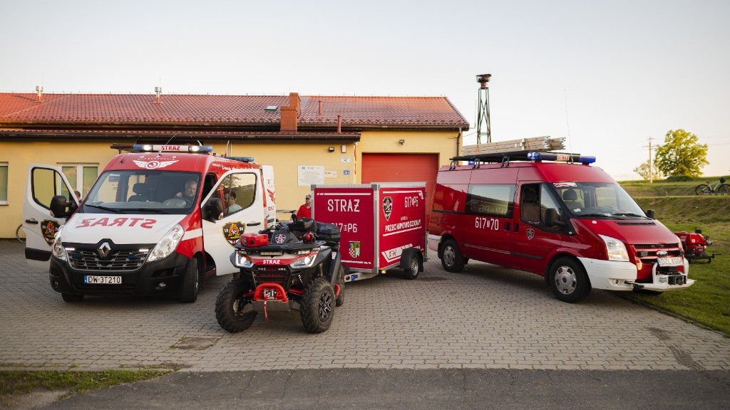Flota OSP Brochocin z włączonym oświetleniem uprzywilejowanym.