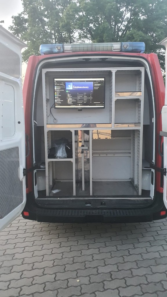 Wnętrze mobilnego centrum dowodzenia SLOp Renault Master.