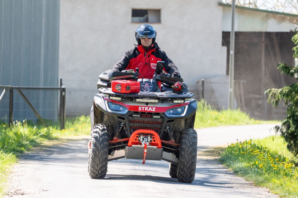 QUAD ratowniczy OSP Brochocin w trakcie patrolu terenowego.