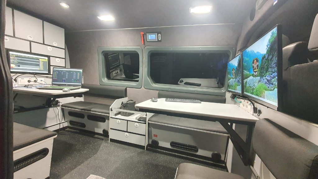 Wnętrze mobilnego centrum dowodzenia SLOp Renault Master.