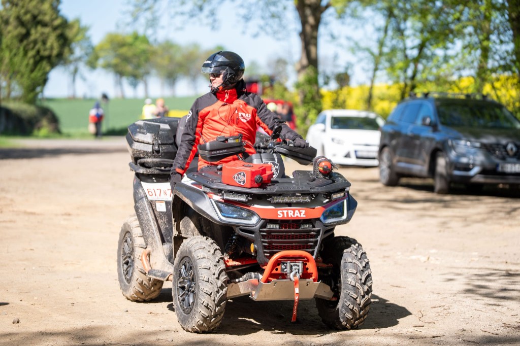 Ratownik OSP Brochocin na quadzie podczas zabezpieczenia wydarzenia