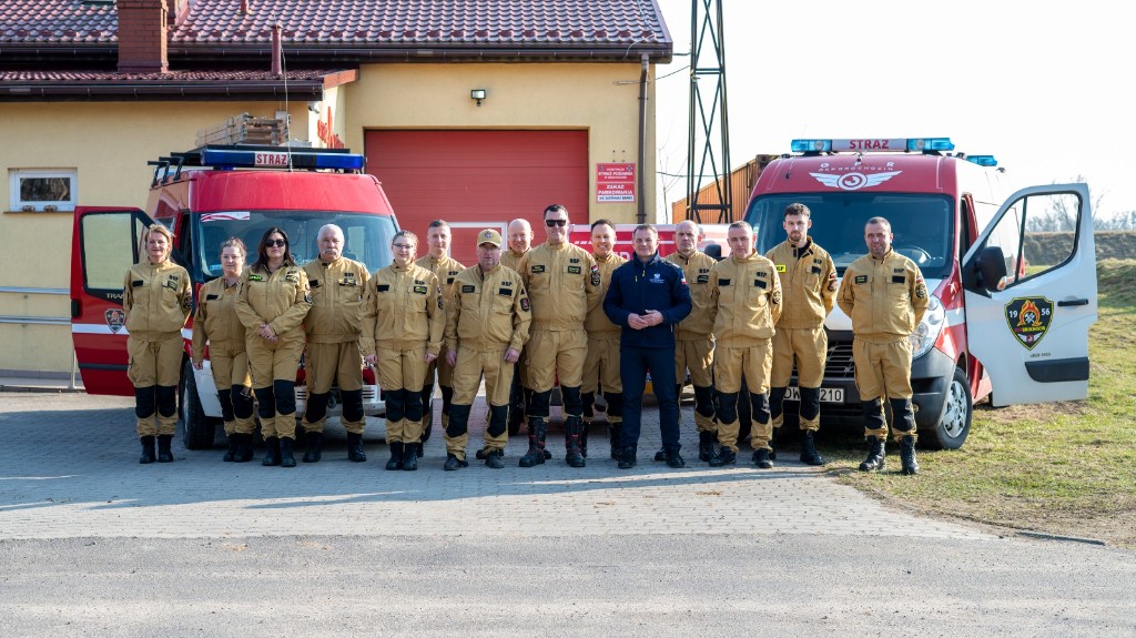 Druhowie i druhny OSP Brochocin – zdjęcie zespołu jednostki.